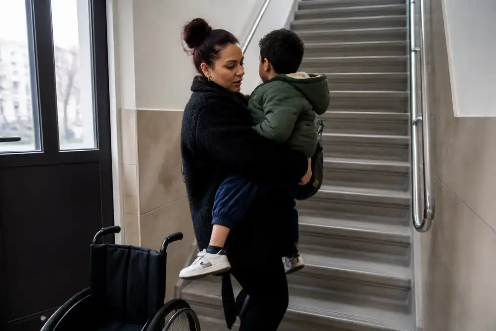 Lea tilt rolstoelafhankelijke zoon Zaïr dagelijks 32 treden op en af in Rotterdam