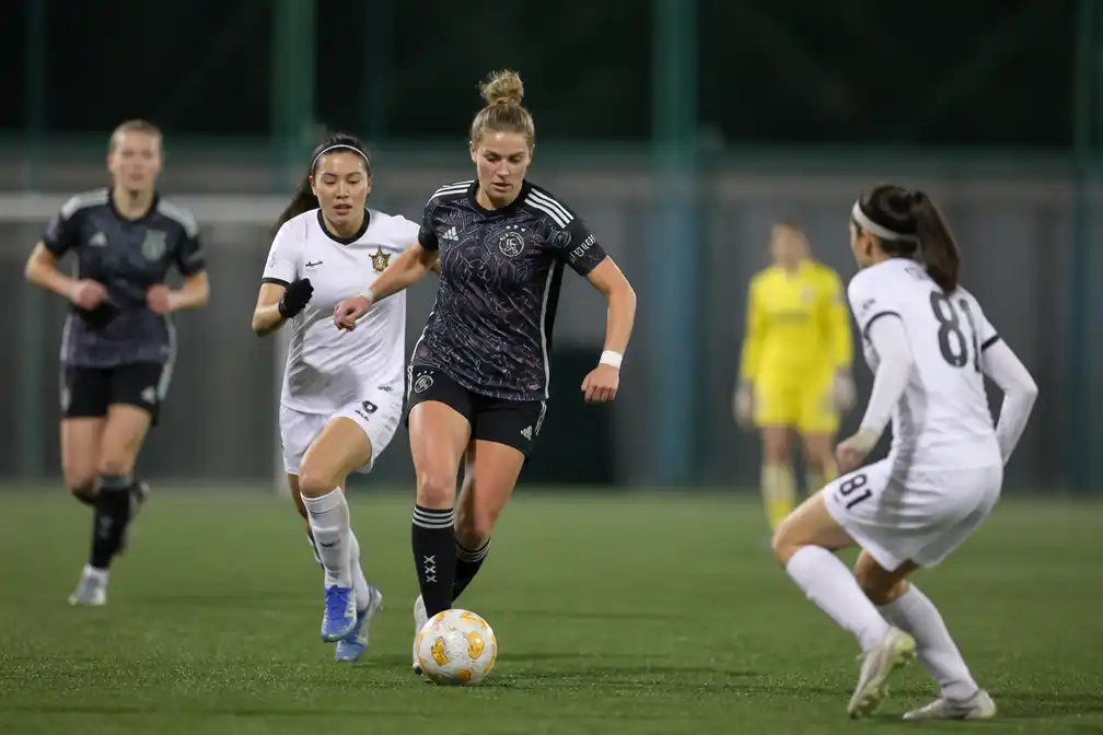 Ajax vrouwen bereikt hoofdtoernooi Europa Cup ondanks nederlaag bij Aktobe