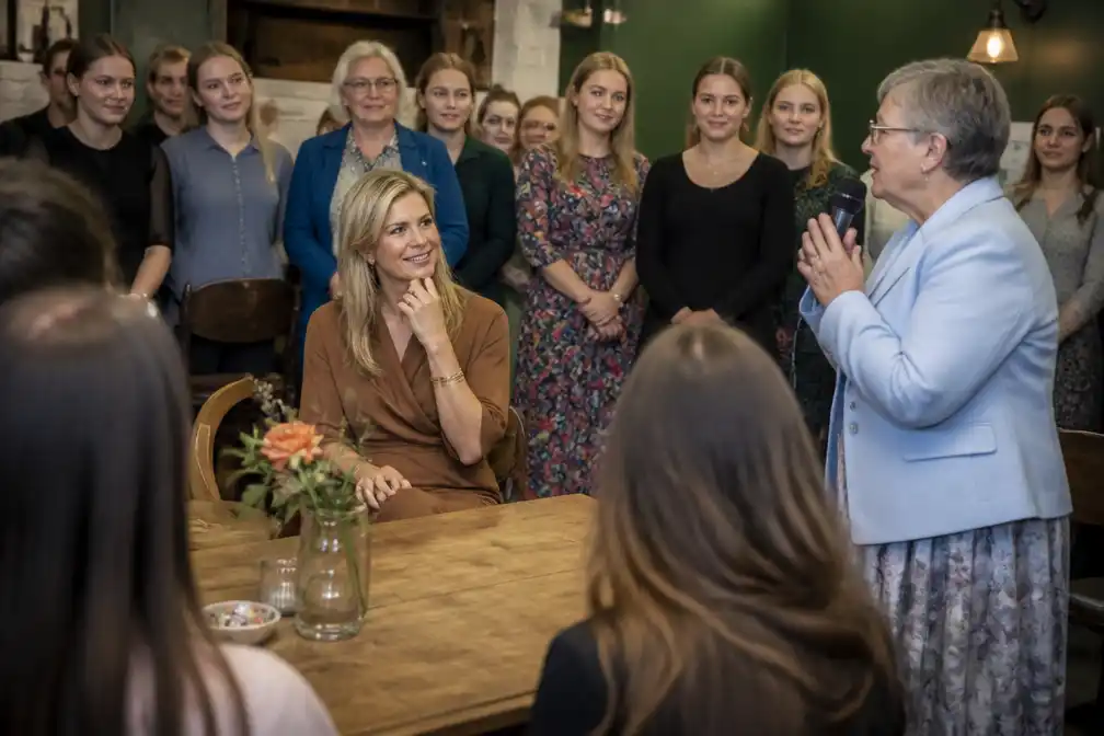 Koningin Máxima verrast met lied bij jongerencafé 't Kuppien op Urk