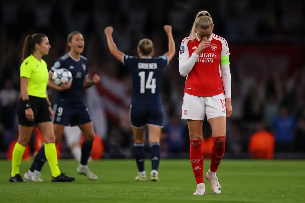 Arsenal-vrouwen morsen Champions League-punten na handsbal Williamson