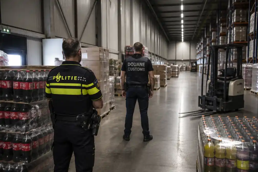 Politie en douane vinden geen drugs in cola-levering bij Die Grenze in Peize