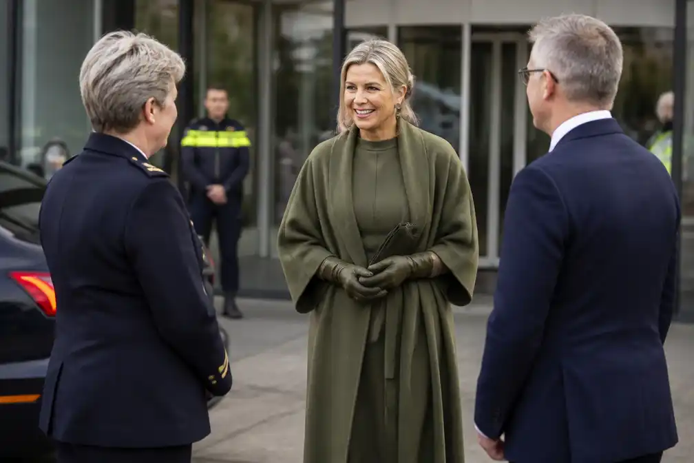 Koningin Máxima begint bezoek aan Nationale Politie in Apeldoorn
