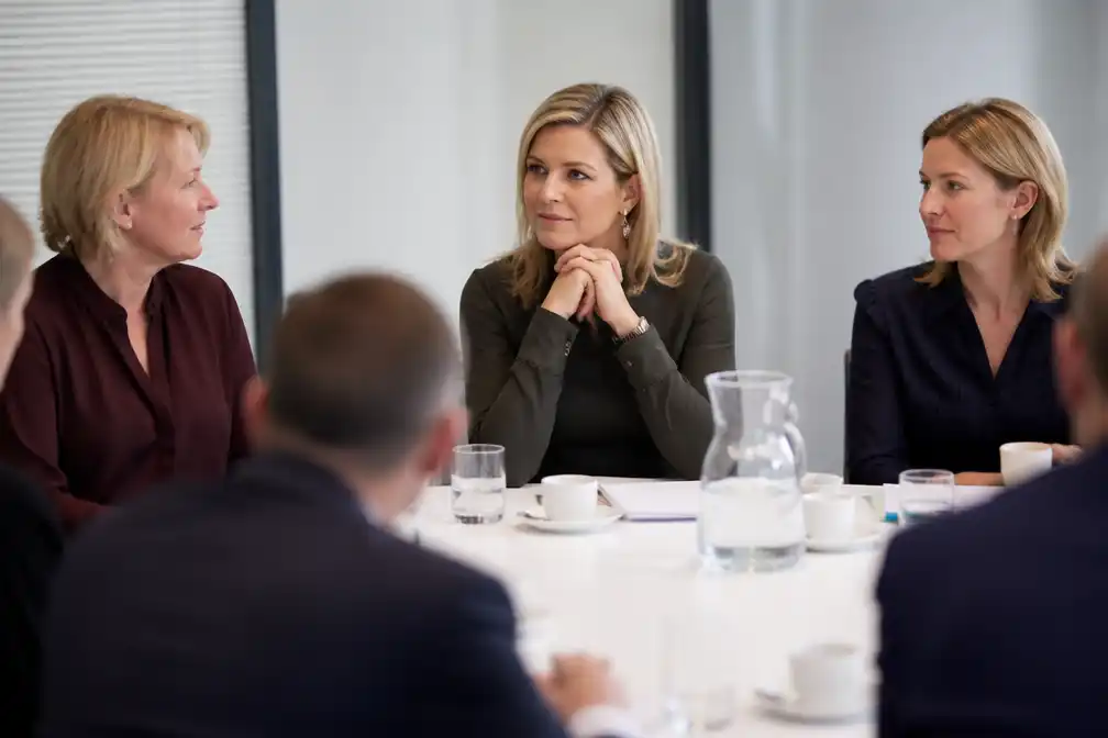 Koningin Máxima moedigt werkgevers aan werknemers financieel te helpen