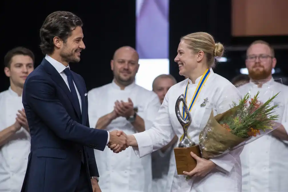 Prins Carl Philip reikt prijs Zweedse chef-kok van het jaar uit aan Evelina Änggren
