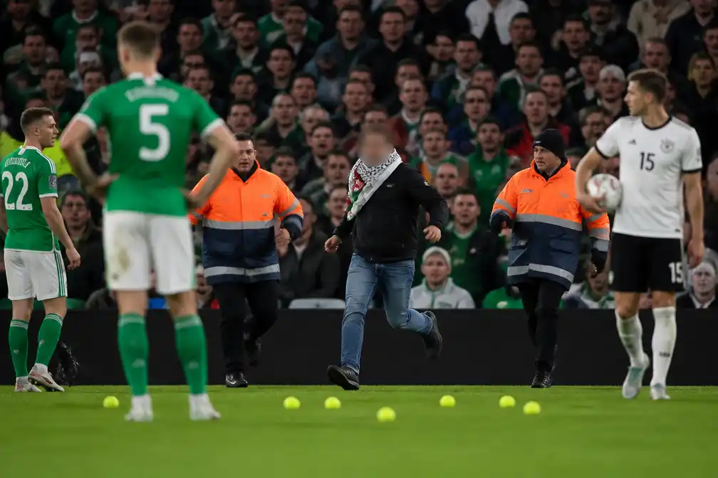 Nations League-duel Ierland-Oostenrijk twee keer stilgelegd na pro-Palestijns protest