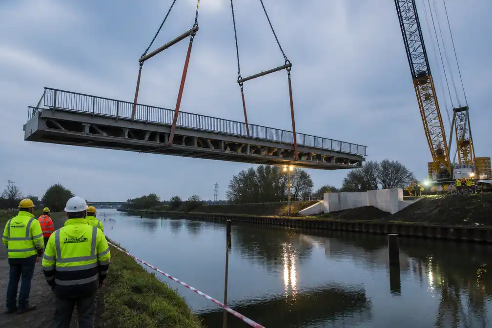 Nieuwe fietsbrug van 300 ton over kanaal in Landegem op haar plaats