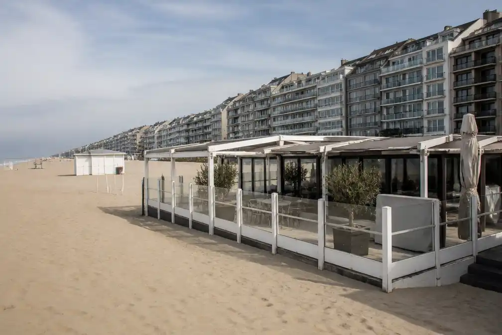 Auditeur Raad van State adviseert schorsing van strandconcessies in Knokke-Heist