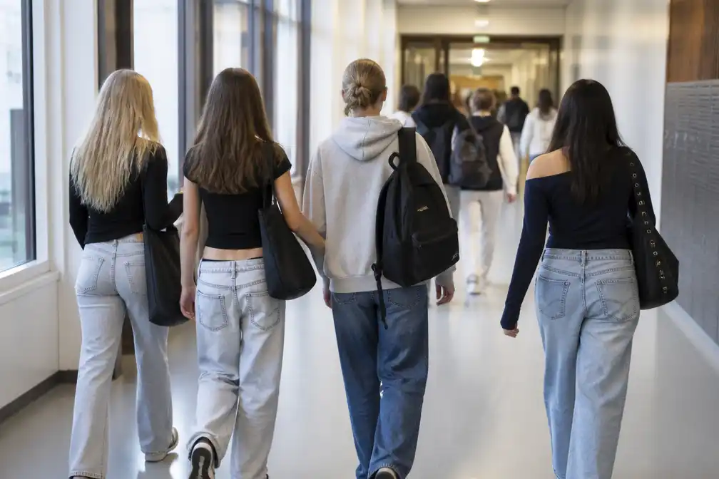 Bijna twee derde van Nederlanders: school mag kledingeisen stellen, strenge dresscode niet