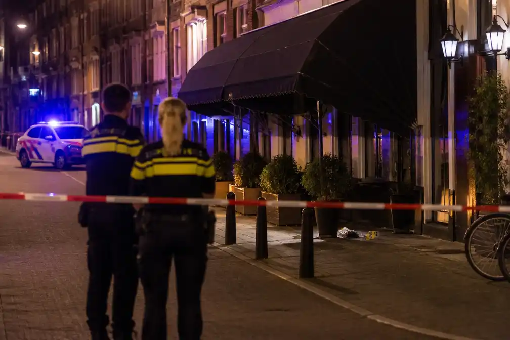 Man (34) doodgeschoten bij horecagelegenheid in Amsterdam, politie zoekt schutter met tatoeage