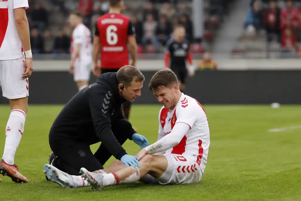 Dallinga loopt kruisbandblessure op in oefenduel van 1. FC Köln