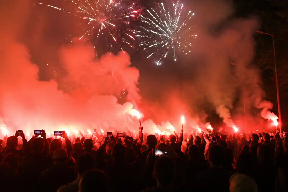Ajax-supportersgroep F-Side viert 50-jarig bestaan met vuurwerk in Amsterdam