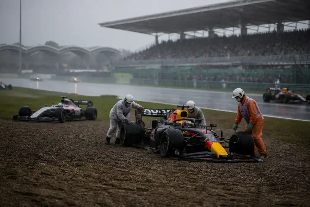 Regenchaos in formatieronde: Verstappen en anderen moeten van de baan bij GP Bahrein