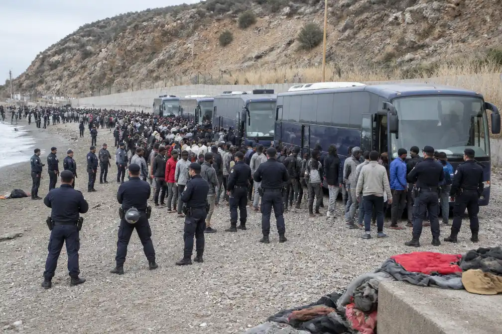Spaanse politie begint ontruiming migrantenkamp op strand in Ceuta