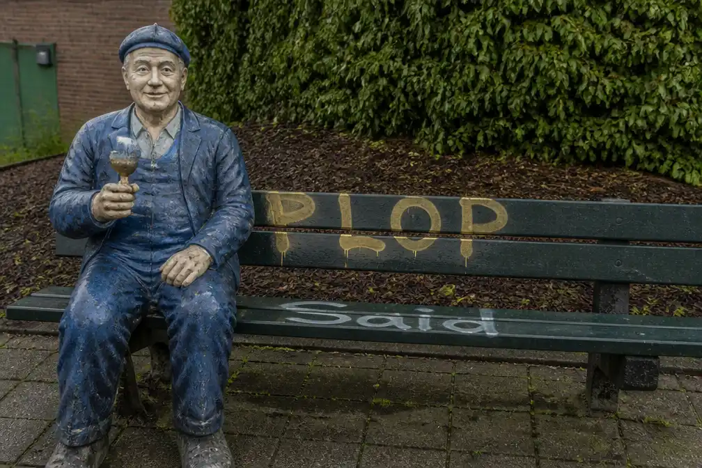 Beeld Warme William teruggevonden, beklad met 'Plop' en 'Saïd' in Affligem