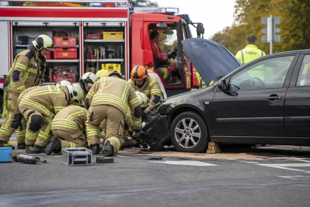 Motorrijder (43) in kritieke toestand na ongeval onder auto in Viersel