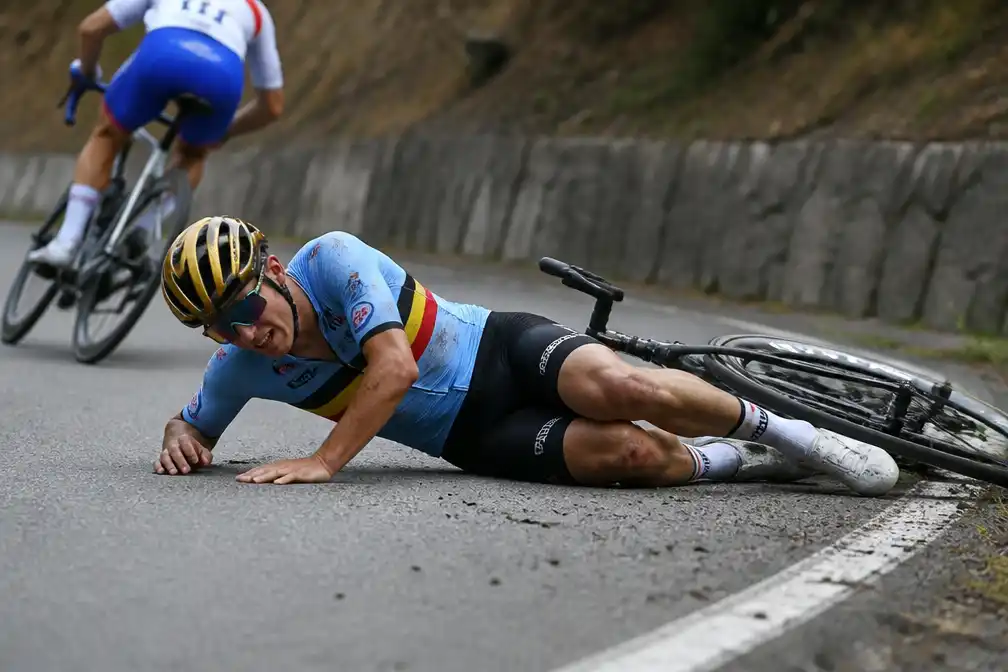 Remco Evenepoel valt in linke bocht op het EK wielrennen