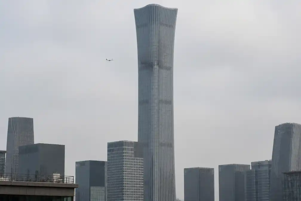 Klein vliegtuig crasht in hoogste wolkenkrabber van Peking, CITIC Tower