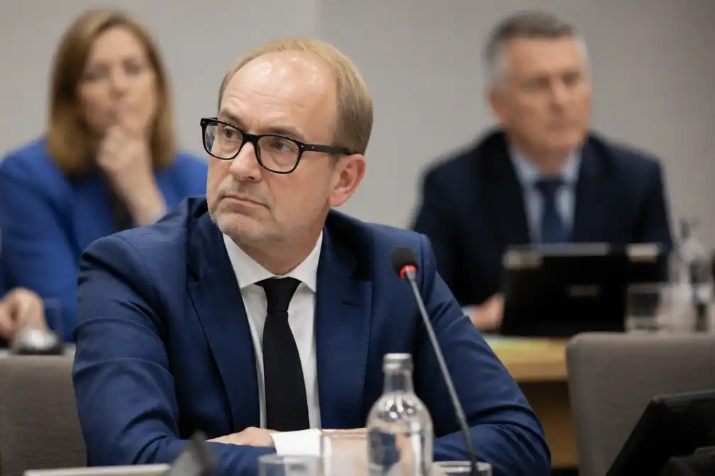 Kabinetsmedewerker van Weyts poseert als homoseksuele moslim in nep-opiniestuk