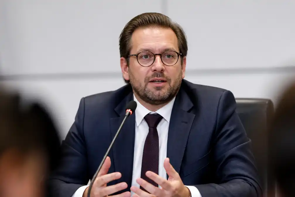 Brusselse regering bereikt akkoord over begroting 2027 en schrapt verkeersbelasting voor elektrische auto's