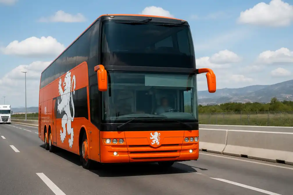 Oranjebus vertrekt voor 1800 km lange rit naar Mexico voor WK-duel