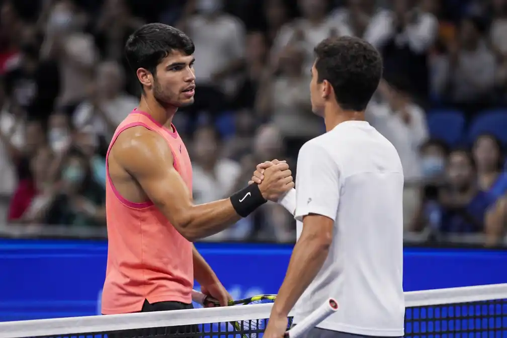 Alcaraz verslaat Munar en bereikt finale in Tokio na blessureleed