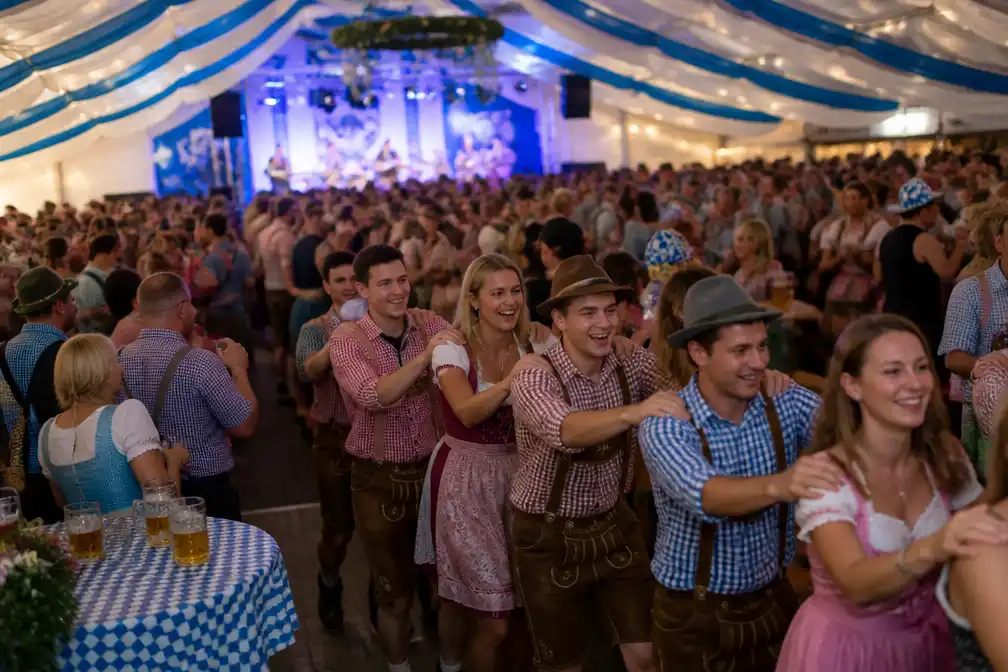 Uitverkocht Oktoberfest in Voeren: twee dagen feest met polonaises en tribute aan dj Ötzi