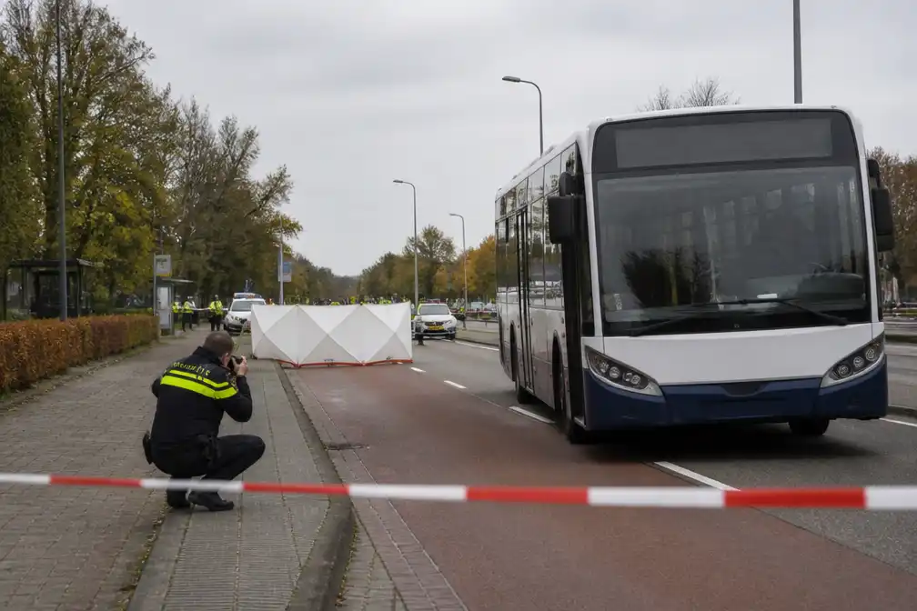Persoon op scootmobiel overleden na aanrijding met EBS-bus in Edam