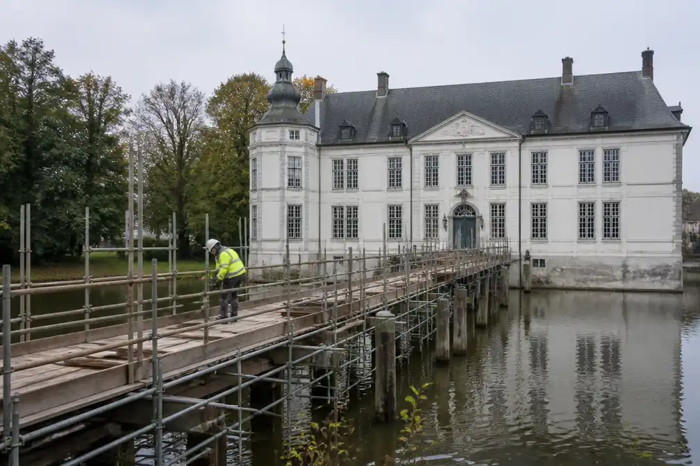 Restauratie van Kasteel van Huizingen start met herstelling van toegangsbrug