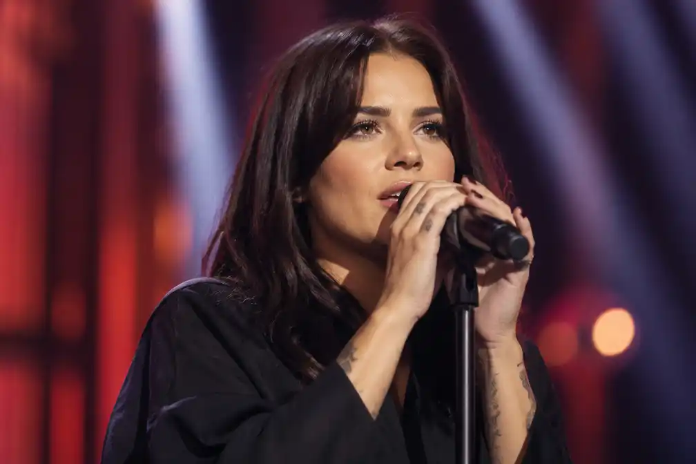 Roxeanne Hazes verzorgt eerbetoon aan overleden tv-persoonlijkheden bij Televizier-Ring Gala