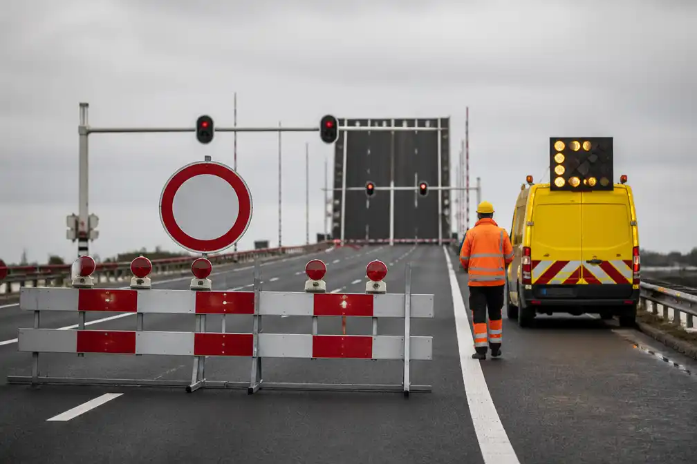 Afsluitdijk op A7 in beide richtingen dicht door storing aan Zuidbrug