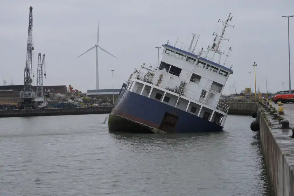 Schip ligt scheef in het water in de Eemshaven in Groningen