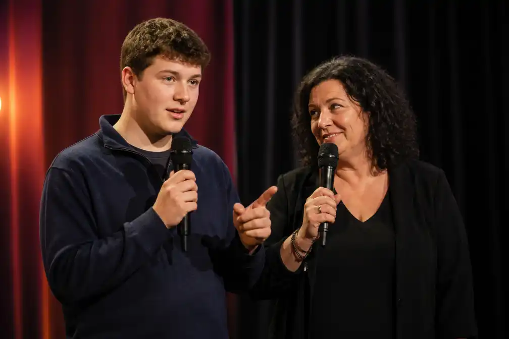 Comedyduo Arne (19) en Carmen (54) gaat op tournee in Benidorm