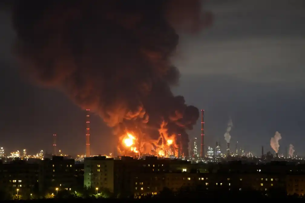 Droneaanval steekt olieraffinaderij bij Moskou in brand; Russische media melden 600 drones