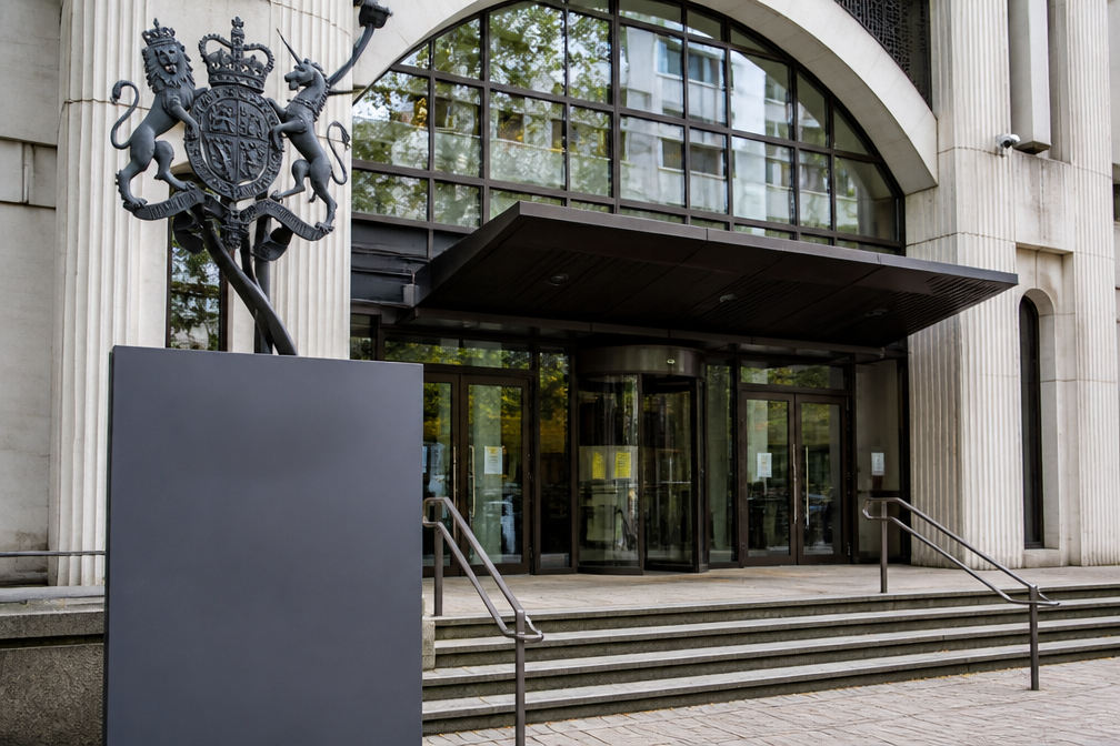 Drie Iraniërs in Britse rechtszaak beschuldigd van spionage op journalisten