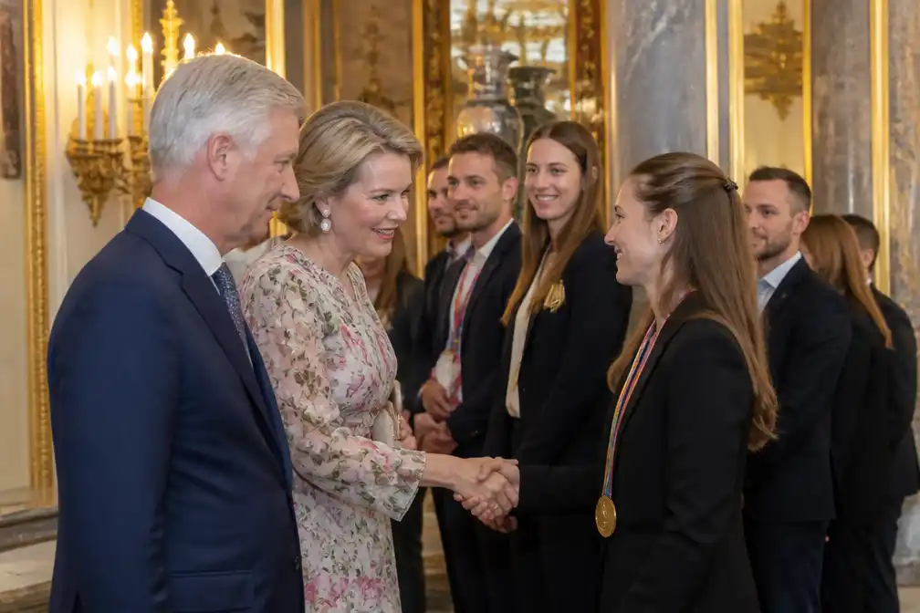Koning Filip en koningin Mathilde ontvangen 70 Belgische topatleten in Laken