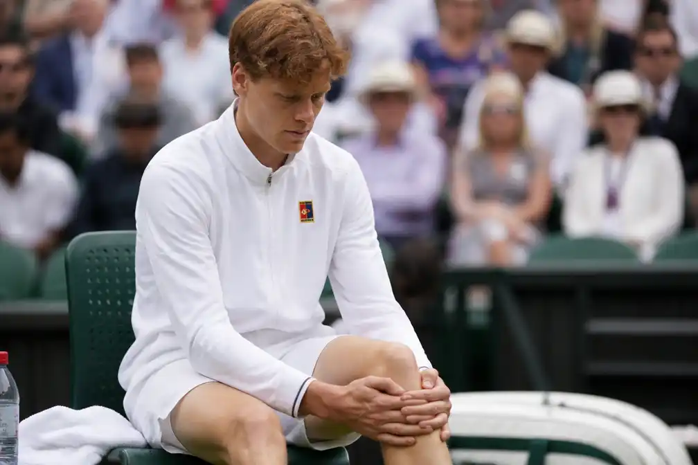 Jannik Sinner dit jaar niet meer in actie door slepende knieblessure