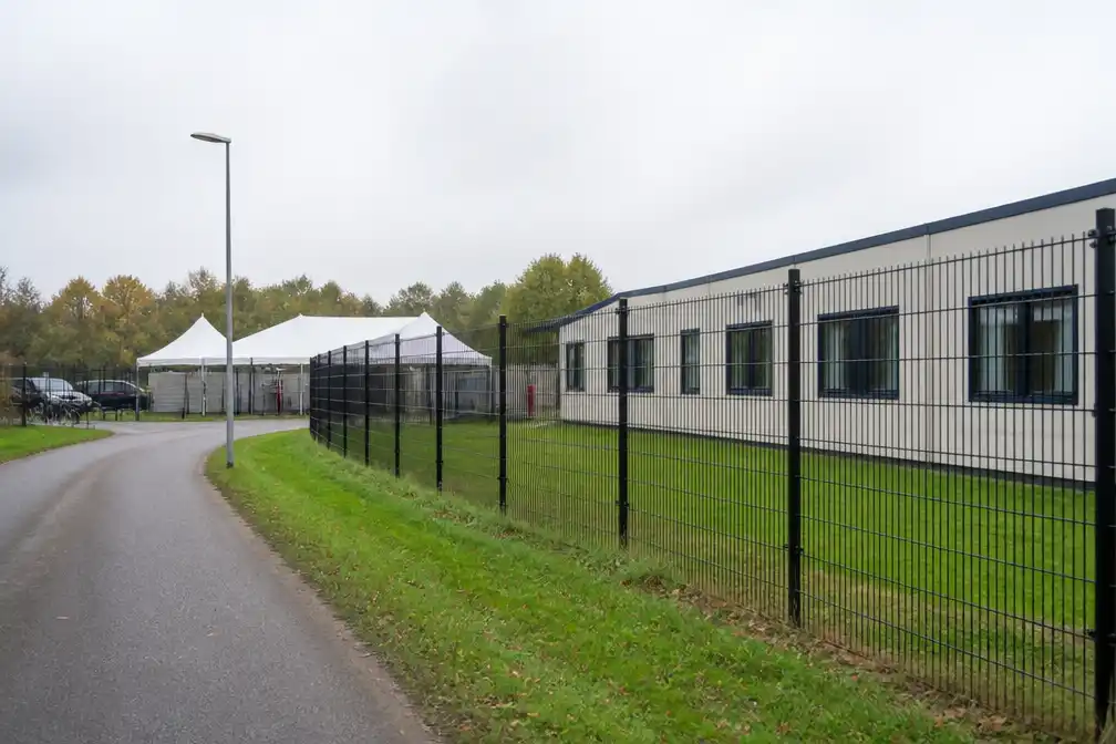 Het Hogeland sommeert COA noodopvang Uithuizen te beëindigen