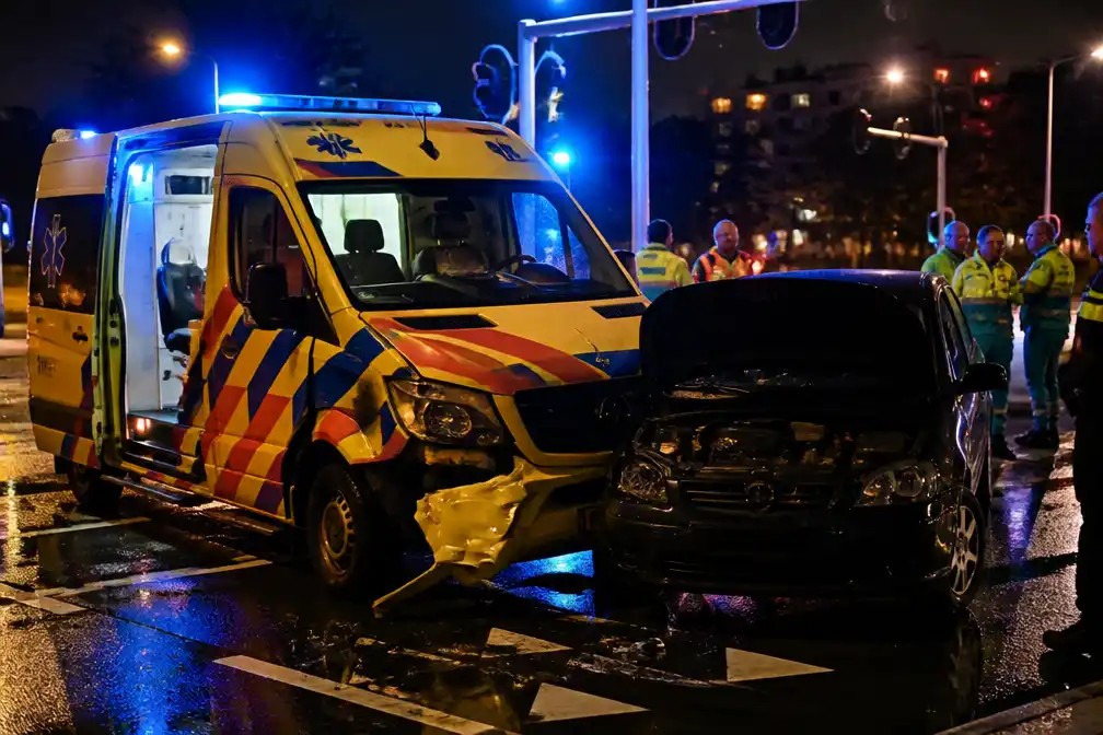 Auto zonder rijbewijs en onder invloed botst op ambulance in Rotterdam