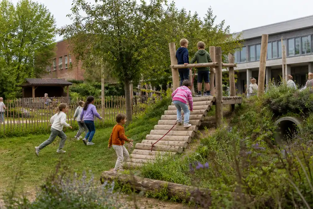 Gemeenteschool Blokbos in Lot is Tegelwipper van de Maand na 9.000 tegels minder