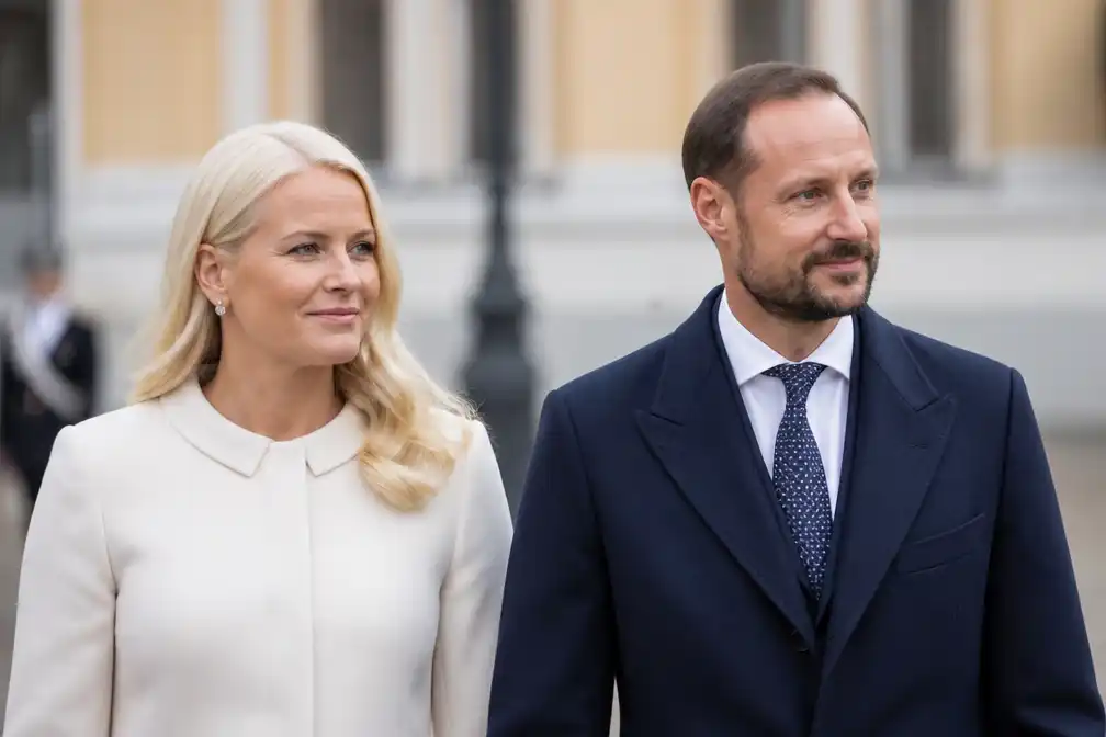 Noorse koning Haakon en koningin Mette-Marit krijgen fors meer salaris