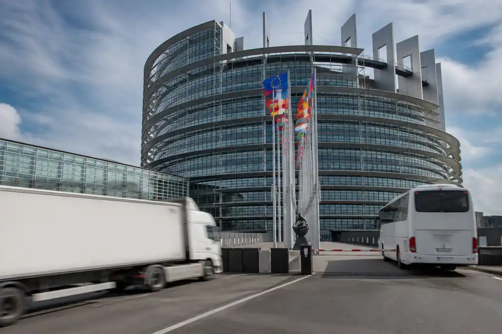Europees Parlement stemt in met tijdelijke tolkorting voor schonere bussen en vrachtwagens