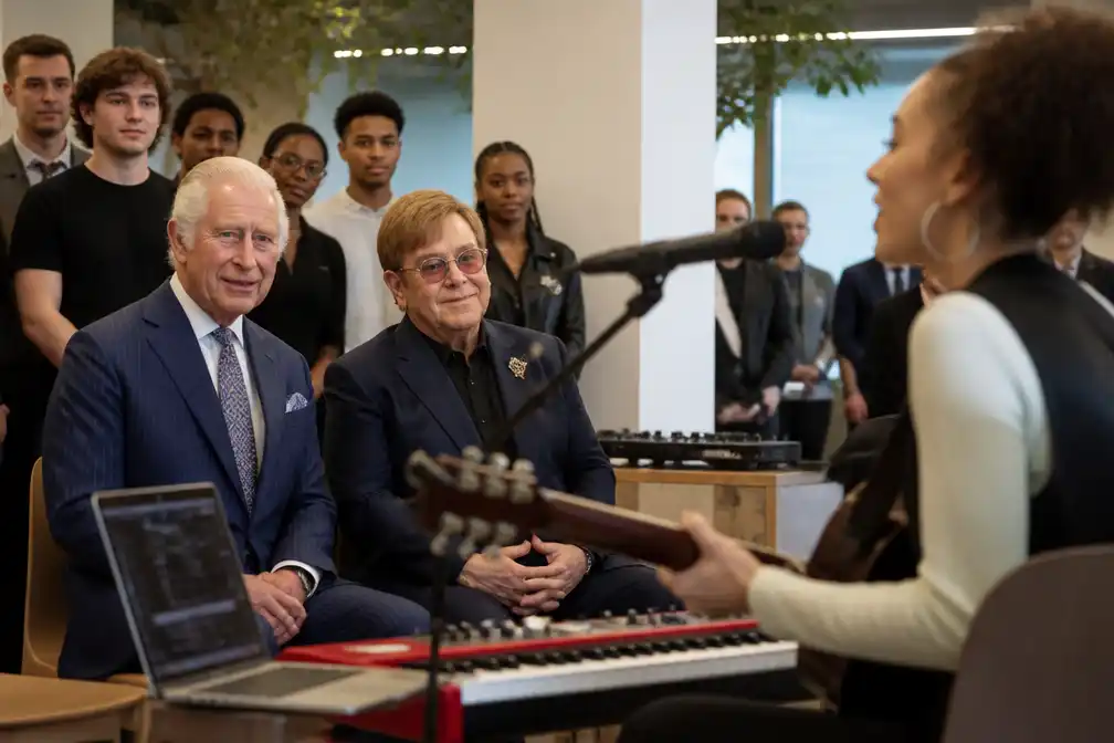 Koning Charles en Elton John bij muziekworkshop van Apple en King's Trust in Londen