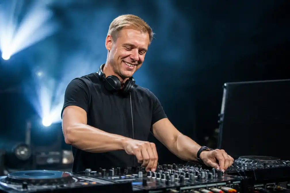 Armin van Buuren zevende in DJ Mag Top 100, zijn 25e notering in top 10