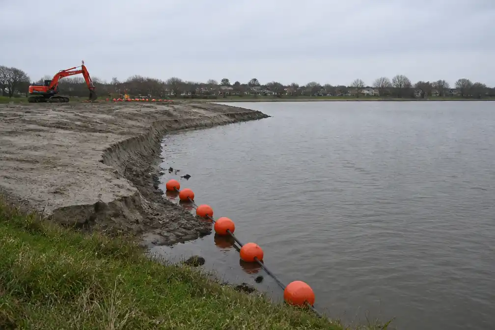 Herstel ingestorte oever Valkenburgse Meer duurt zeker jaar langer