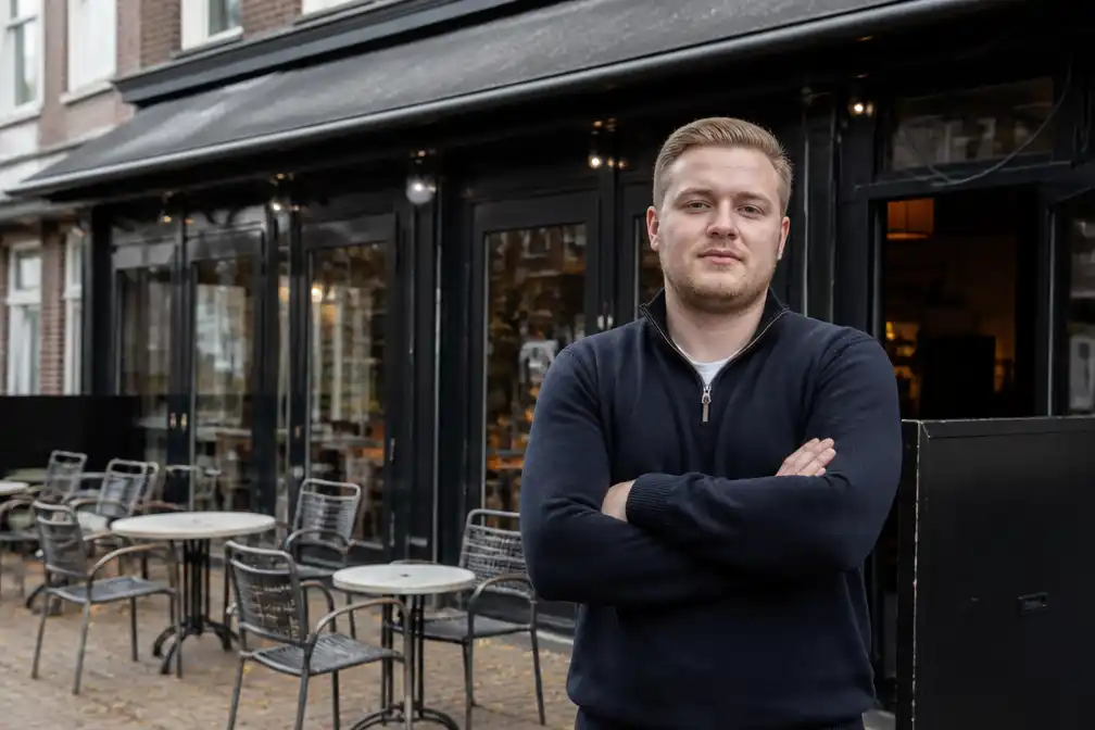 Dennis Kraus (27) sluit na een jaar zijn café in Apeldoorn na half miljoen euro investering