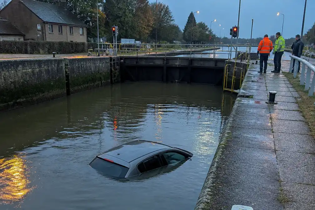 Auto belandt in Kanaal Bossuit-Kortrijk in Avelgem, bestuurder zwemt ongedeerd naar kant