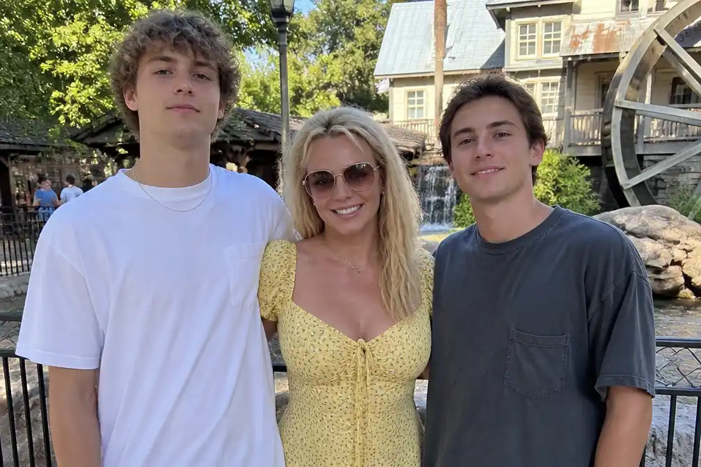 Britney Spears bezoekt Dollywood met zoons Sean en Jayden