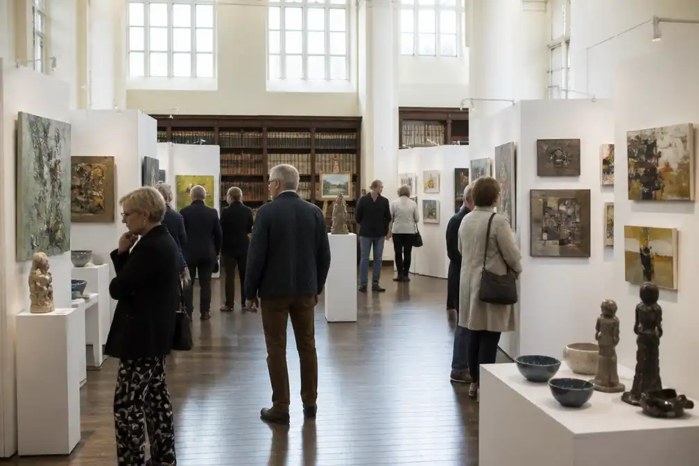 Kunstbeurs ArtRSL brengt 37 kunstenaars naar voormalige bib in Roeselare