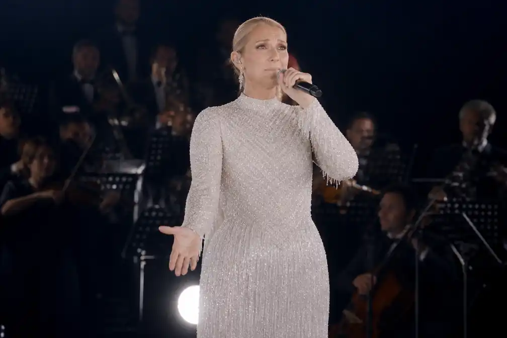 Céline Dion valt op podium en vergeet tekst tijdens concert in Parijs