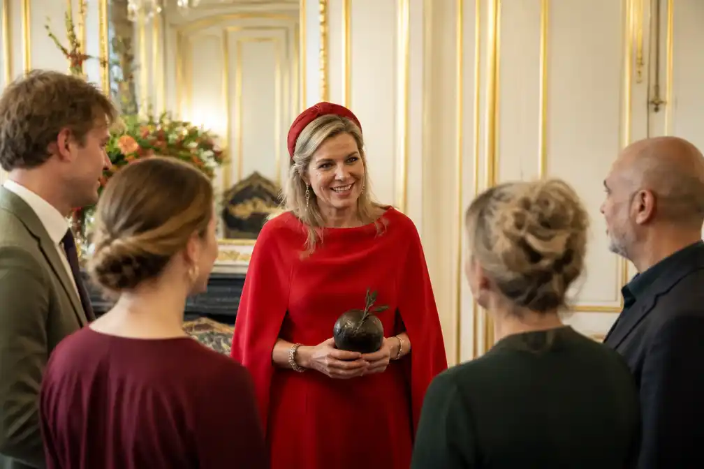 Máxima reikt 24e Appeltjes van Oranje uit op Paleis Noordeinde